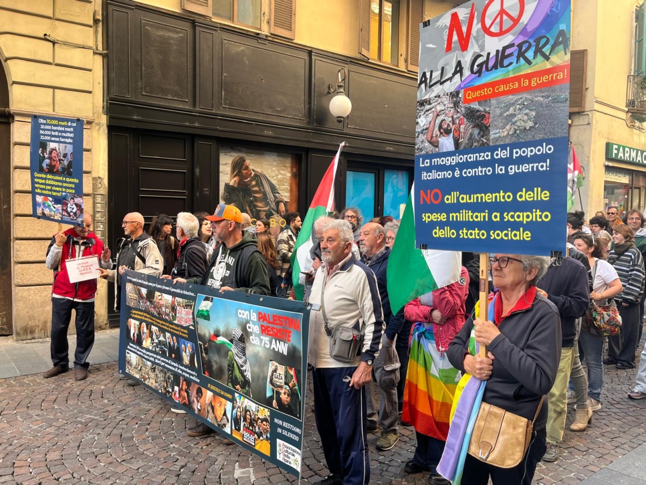 In centro a Novara il corteo per fermare genocidio in corso a Gaza: IL VIDEO