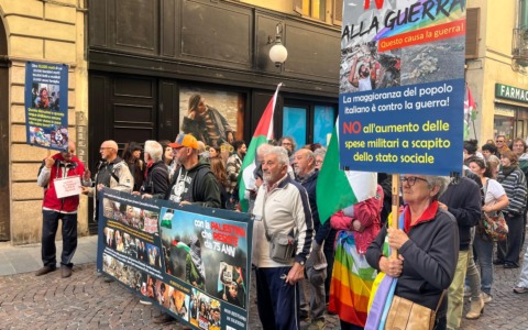 In centro a Novara il corteo per fermare genocidio in corso a Gaza: IL VIDEO