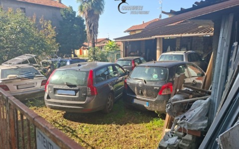 Divignano, trasforma il giardino in discarica di auto: denunciato
