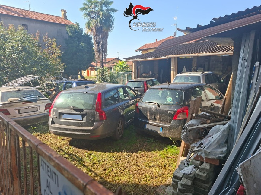 Divignano, trasforma il giardino in discarica di auto: denunciato