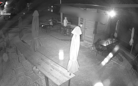 Ruba 2mila euro in un bar di Verbania: arrestato grazie alle telecamere perché “tradito” da un tatuaggio