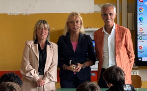 L’assessore Chiarelli in visita nelle scuole novaresi