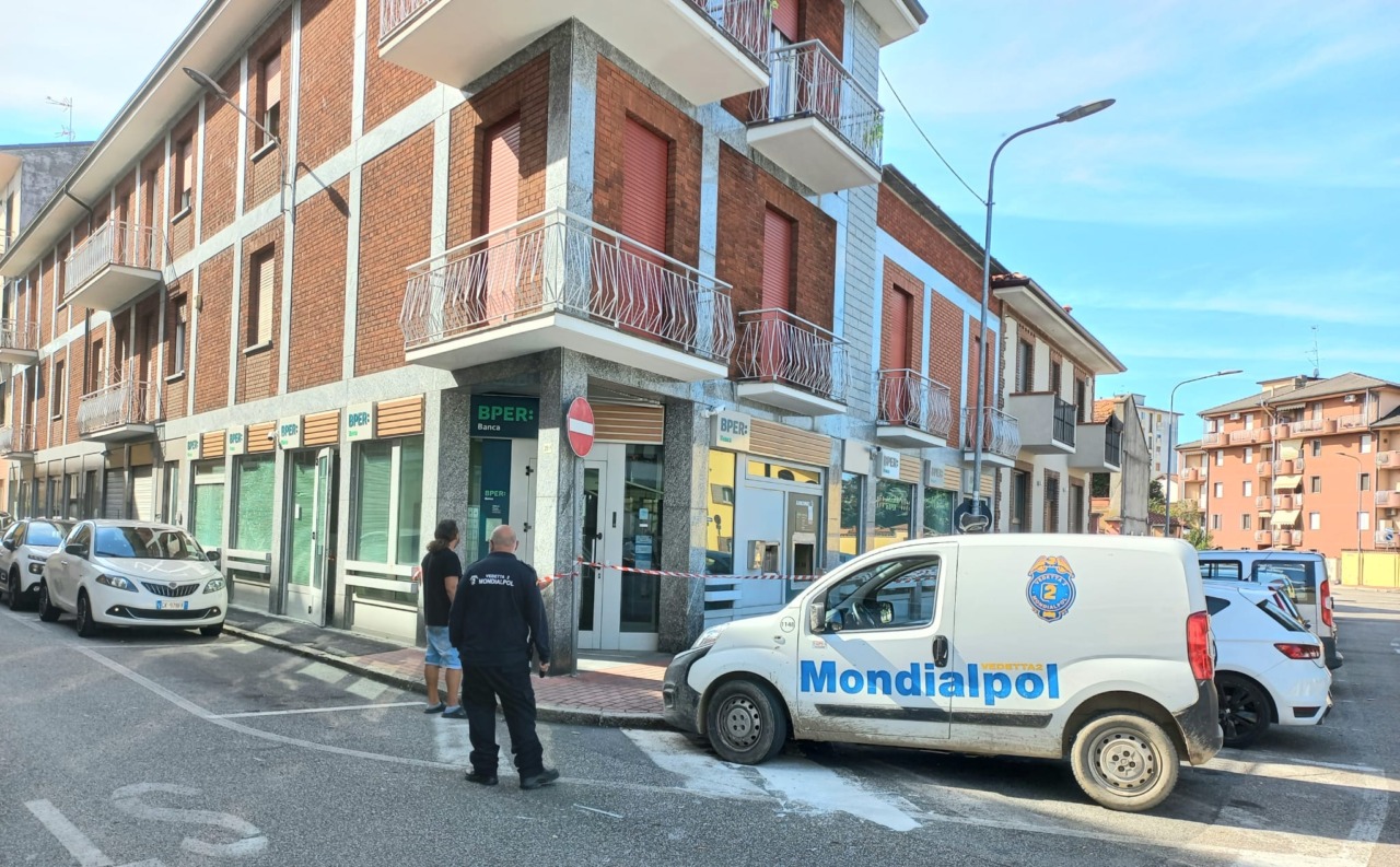 Fatto esplodere il bancomat della BPER Banca a Trecate nella notte