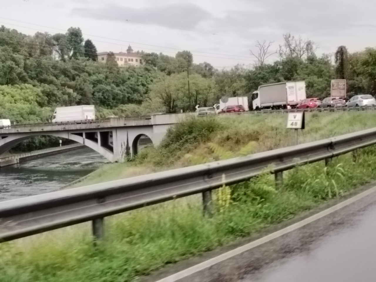 Ponte Villoresi, i lavori partono ma i camion continuano a passare