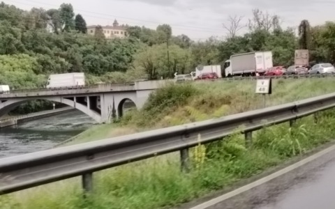 Ponte Villoresi, i lavori partono ma i camion continuano a passare
