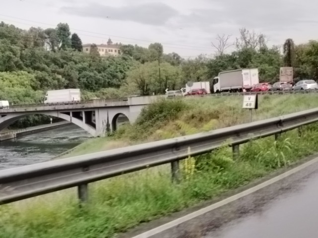 Ponte Villoresi, i lavori partono ma i camion continuano a passare