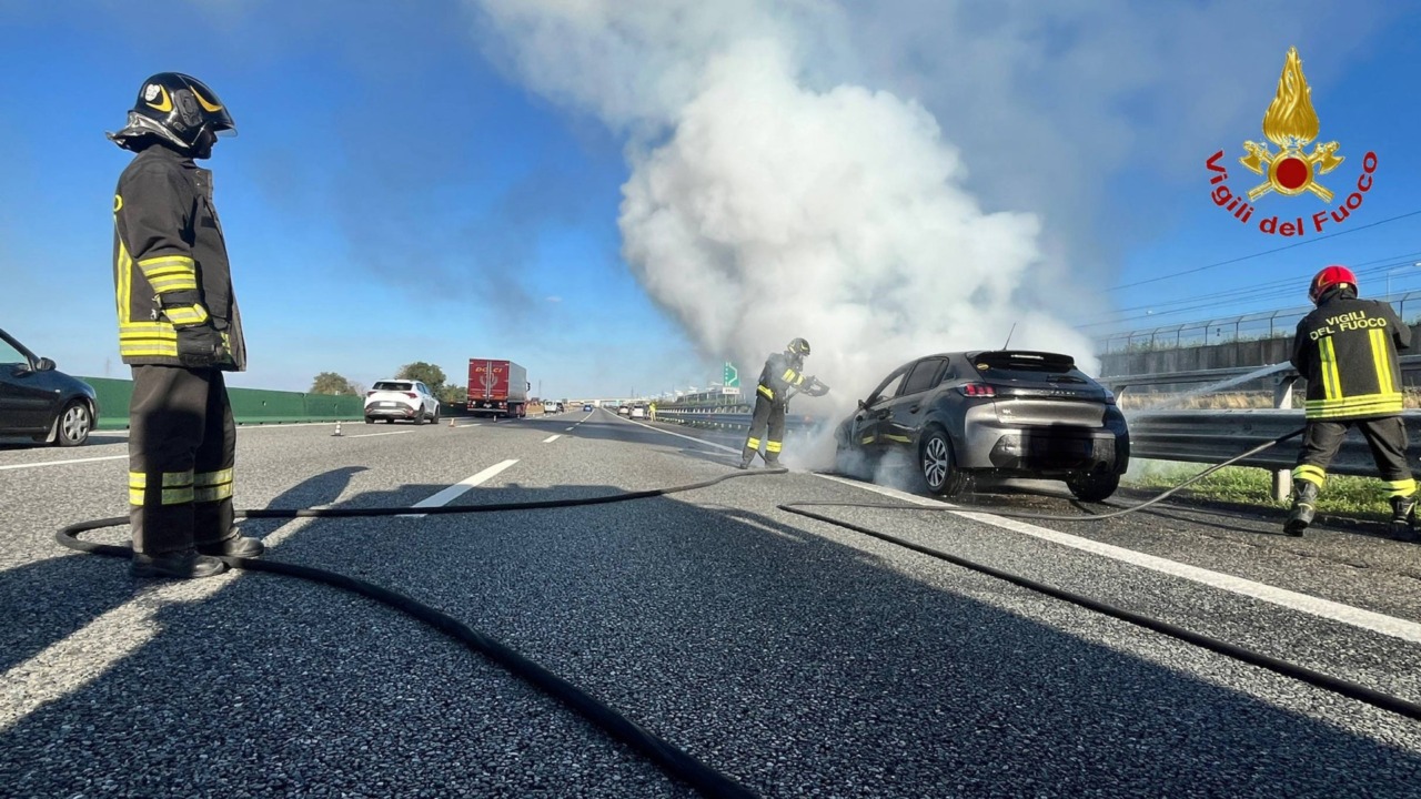 Auto in fiamme sulla A4: intervento dei vigili del fuoco di Novara