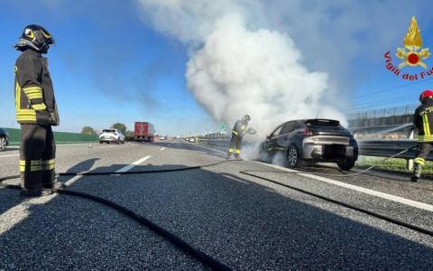 Auto in fiamme sulla A4: intervento dei vigili del fuoco di Novara