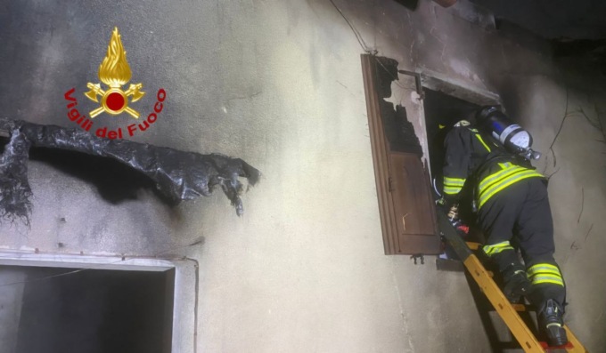 A fuoco un’abitazione a Verbania: ingenti i danni