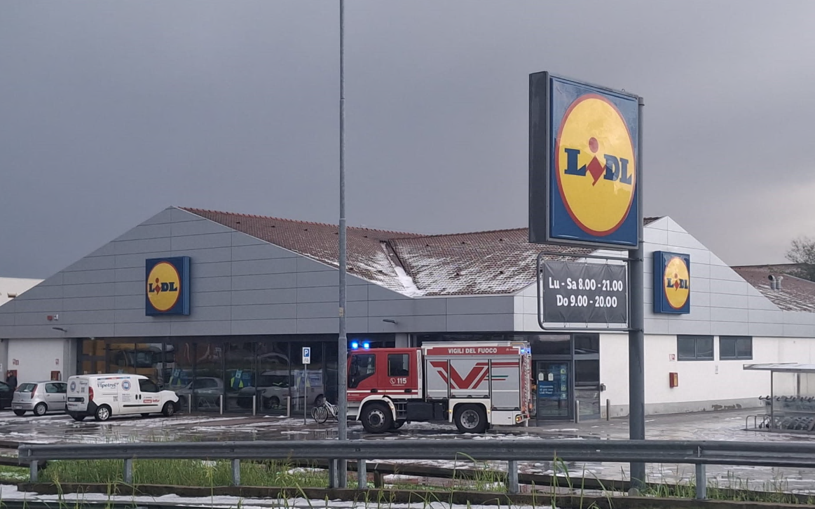 Trecate, crolla una parte di controsoffitto della Lidl durante il maltempo
