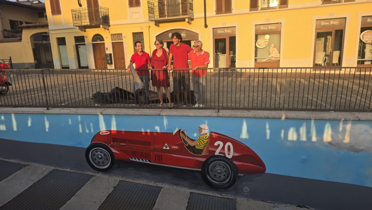 Galliate celebra il suo Achille Varzi: inaugurato il murale in piazza Vittorio Veneto