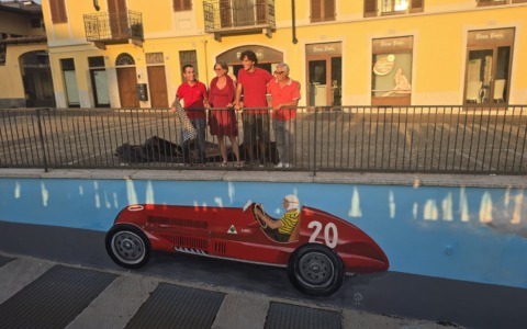 Galliate celebra il suo Achille Varzi: inaugurato il murale in piazza Vittorio Veneto