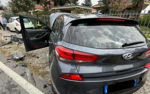 Fuggono dai carabinieri e provocano un incidente: in auto avevano lampeggiante e targhe false
