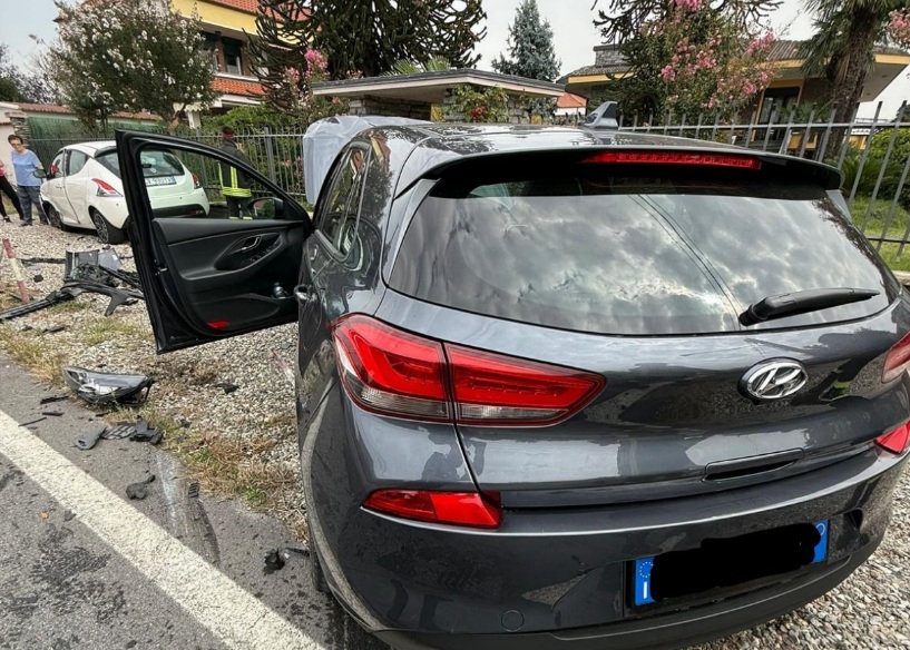 Fuggono dai carabinieri e provocano un incidente: in auto avevano lampeggiante e targhe false