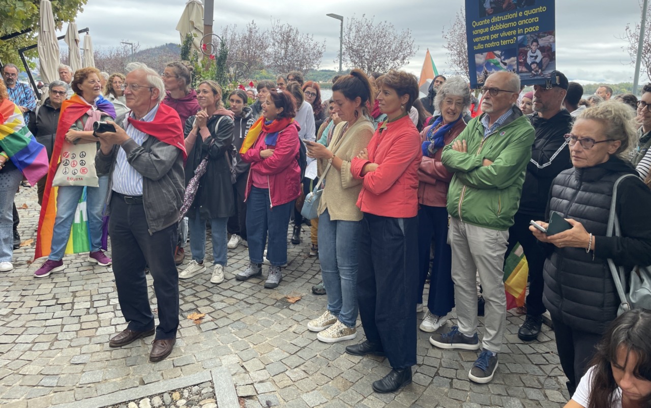 Presidio in centro ad Arona “Siamo qui per chiedere una cosa sola: pace”