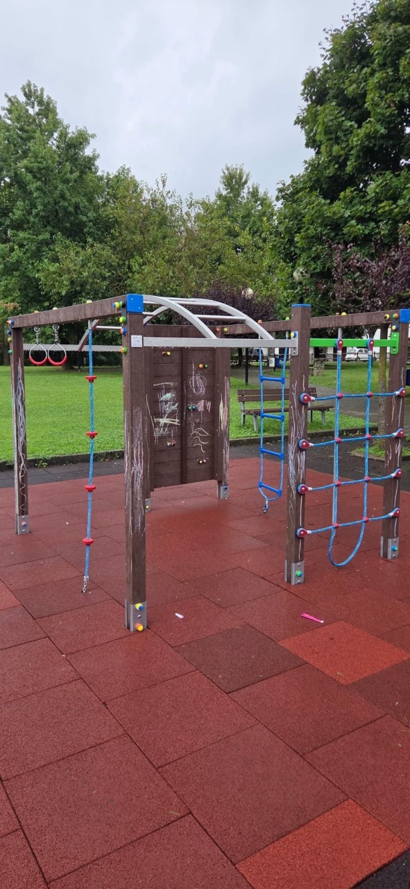 Vandalizzati i giochi del parco di Paruzzaro