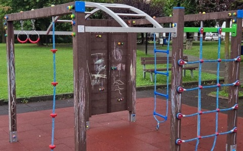Vandalizzati i giochi del parco di Paruzzaro