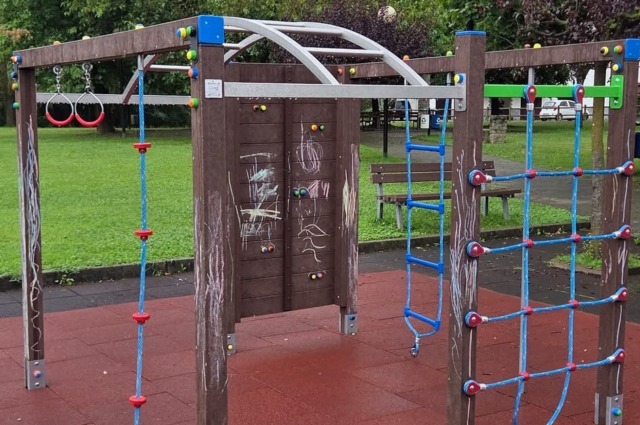 Vandalizzati i giochi del parco di Paruzzaro