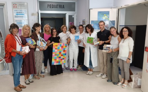 Gli studenti del liceo Galilei donano 100 libri alla pediatria di Borgomanero
