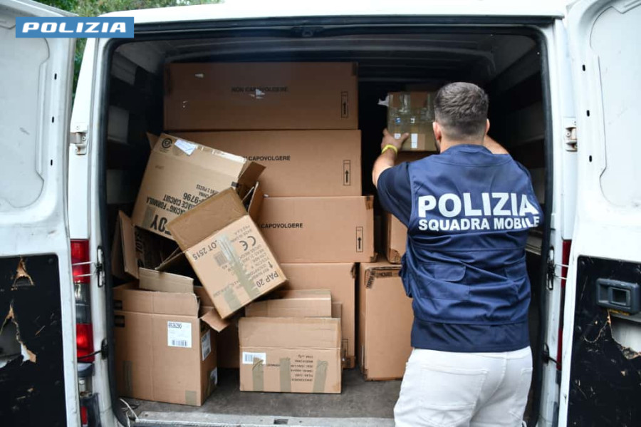 Furti nel magazzino novarese di Versace: sottratti 2 milioni di euro in capi