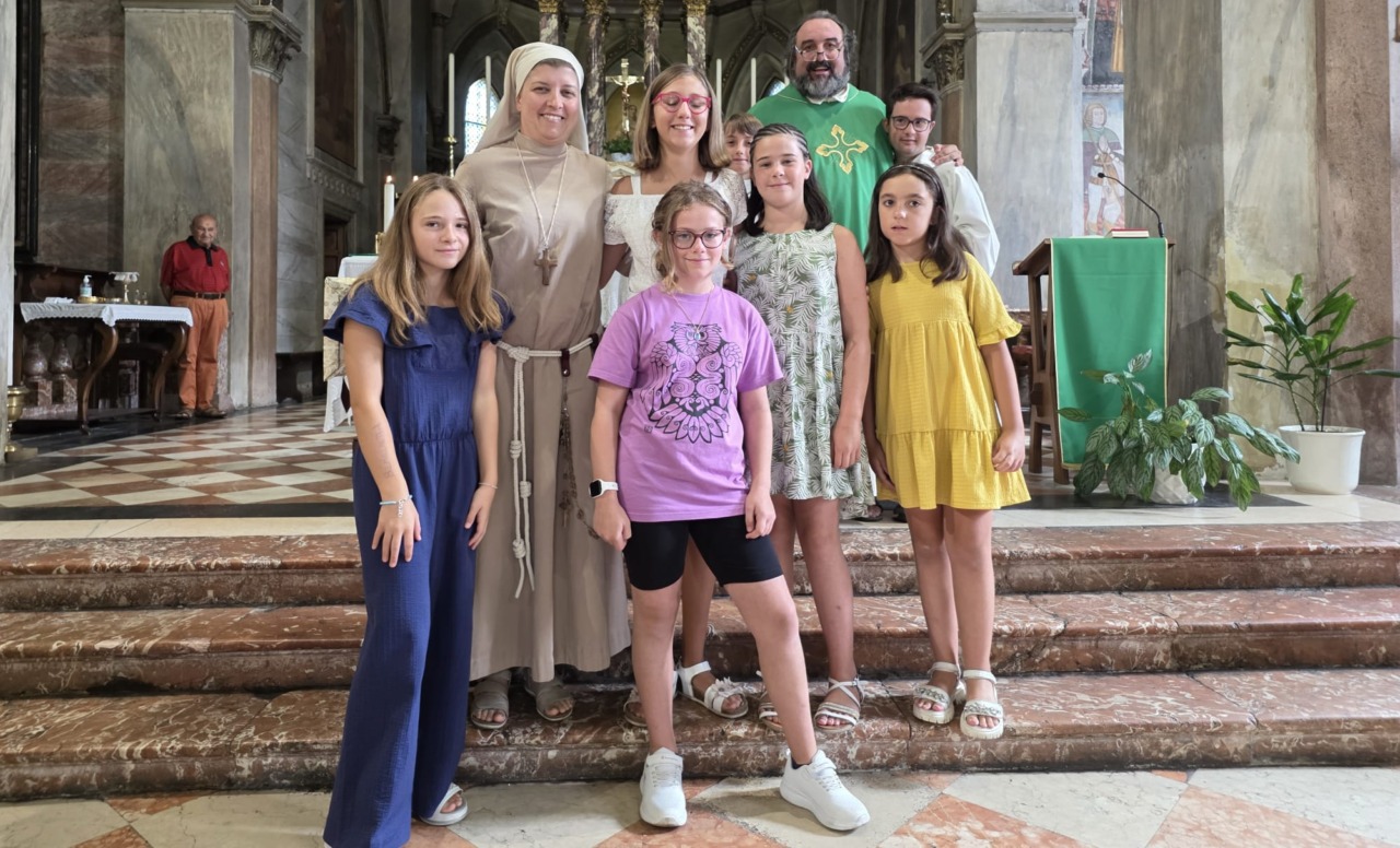 La parrocchia di Arona ha salutato suor Gabriela