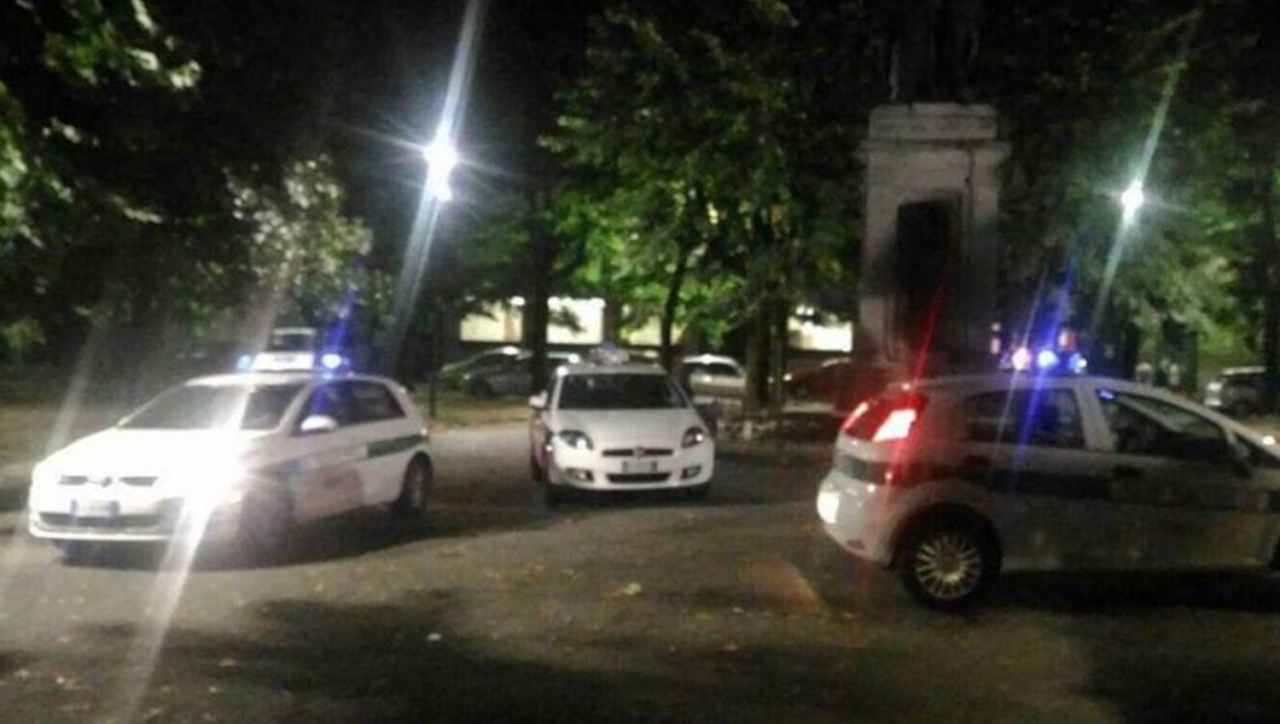Trecate, rissa in piazza Cattaneo: due feriti e una denuncia