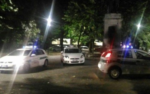 Trecate, rissa in piazza Cattaneo: due feriti e una denuncia
