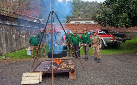 Gustosa castagnata offerta dal gruppo Alpini di Arona nelle scuole di via Piave