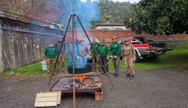 Gustosa castagnata offerta dal gruppo Alpini di Arona nelle scuole di via Piave