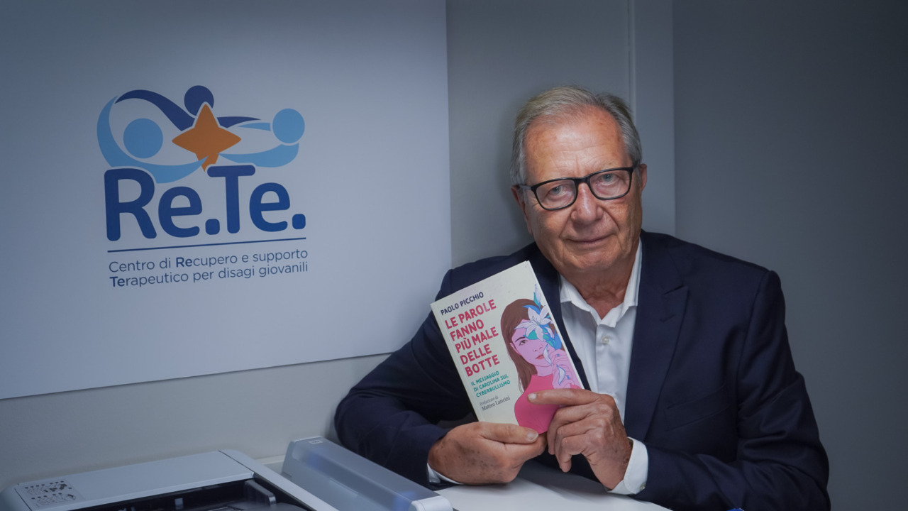 “Le parole fanno più male delle botte”: il prezioso messaggio di Carolina nel libro scritto dal papà