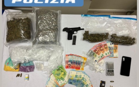 Detenevano armi e droga: arrestati tre ventenni domesi