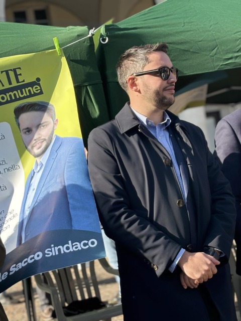 Il candidato Raffaele Sacco in Piazza Cavour con il suo manifesto