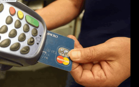 Effettua pagamenti con carte di credito rubate: denunciato dalla Polizia di Stato