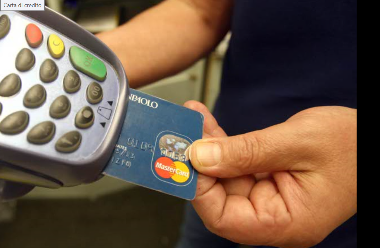 Effettua pagamenti con carte di credito rubate: denunciato dalla Polizia di Stato