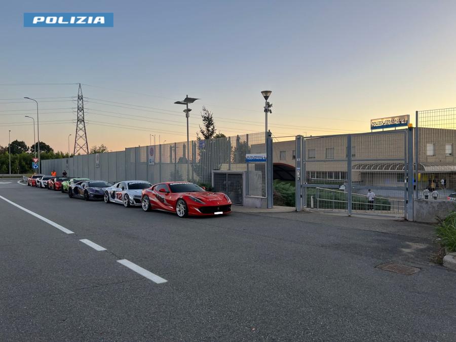 Novara, gara clandestina in A4 con Lamborghini e Ferrari: tre denunciati
