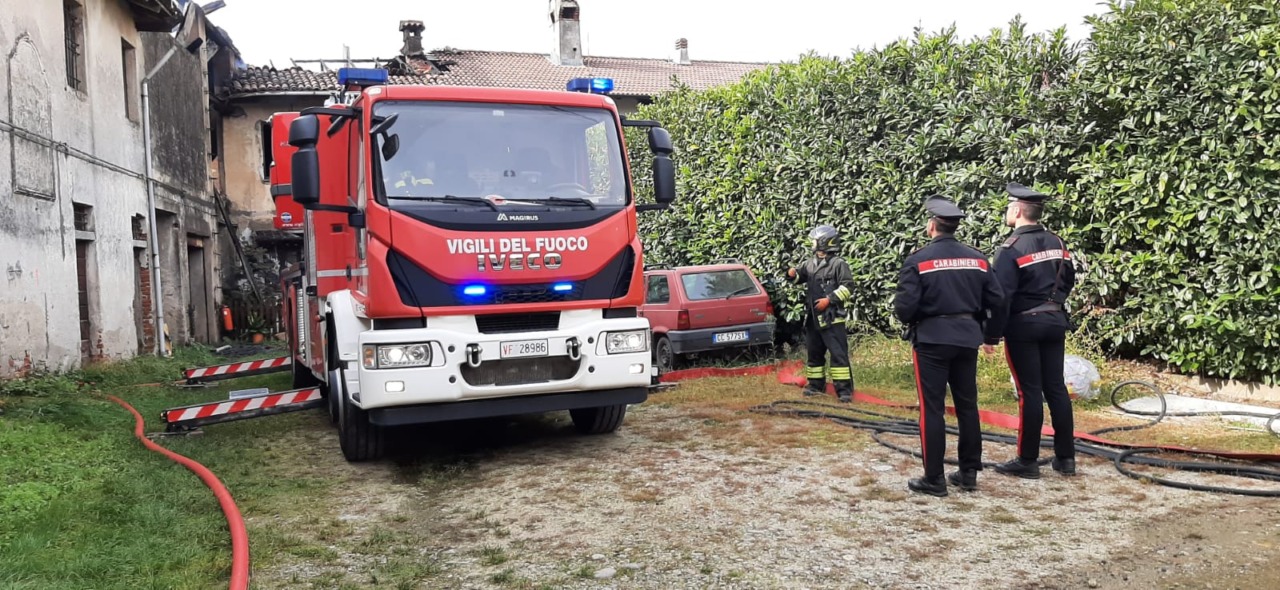 Incendio in una cascina di Cameri: salvi i due anziani occupanti – VIDEO