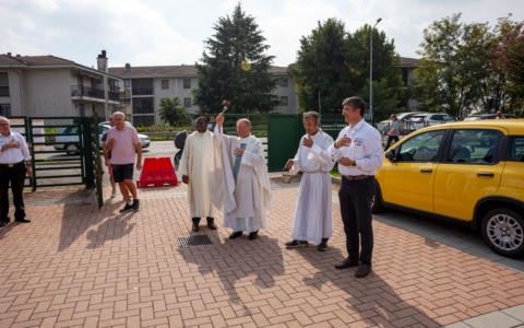 Festeggiamenti al Santuario della Madonna del Bosco di Novara: benedette auto e moto storiche