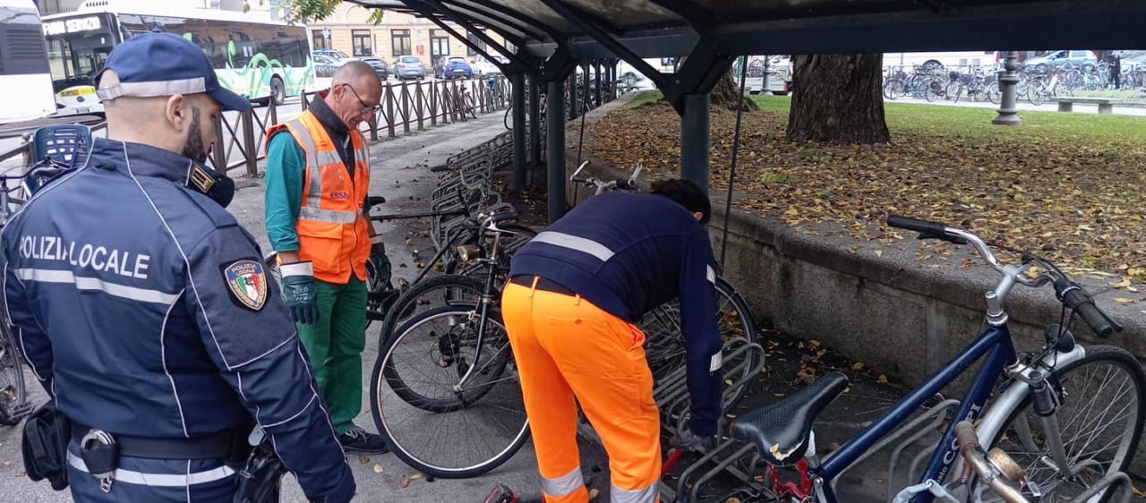 Novara, rimosse una trentina di biciclette abbandonate in zona Stazione