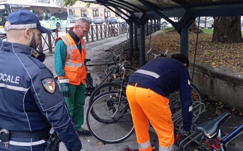 Novara, rimosse una trentina di biciclette abbandonate in zona Stazione