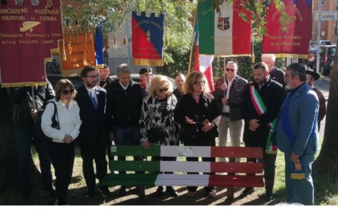 Una panchina tricolore per ricordare Norma Cossetto e i martiri delle foibe a Novara
