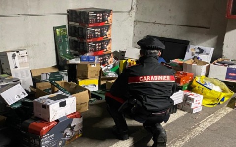 Biandrate, arrestato trasportatore infedele: aveva trasformato il garage in un deposito di prodotti rubati