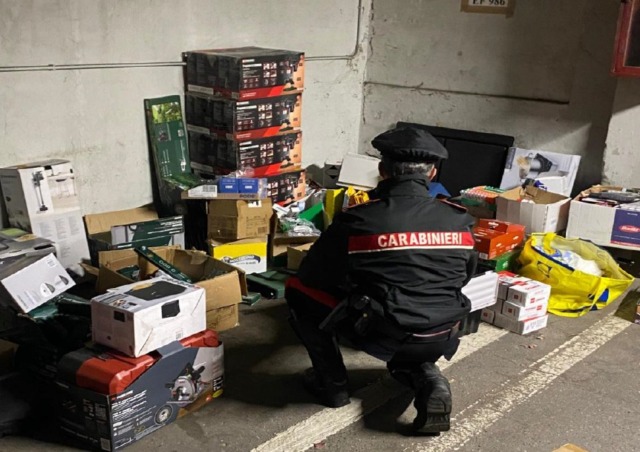 Biandrate, arrestato trasportatore infedele: aveva trasformato il garage in un deposito di prodotti rubati