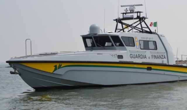 Kitesurfer in balia del vento a Cannobio: soccorso dalla Guardia di Finanza