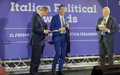 Il sindaco di Arona Alberto Gusmeroli premiato agli “Italian Political Award 2025”