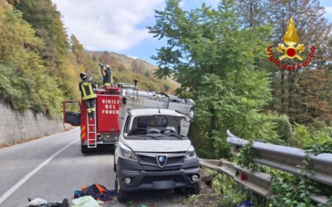 Incidente in Val Vigezzo: camion dei rifiuti sbatte contro il guardrail