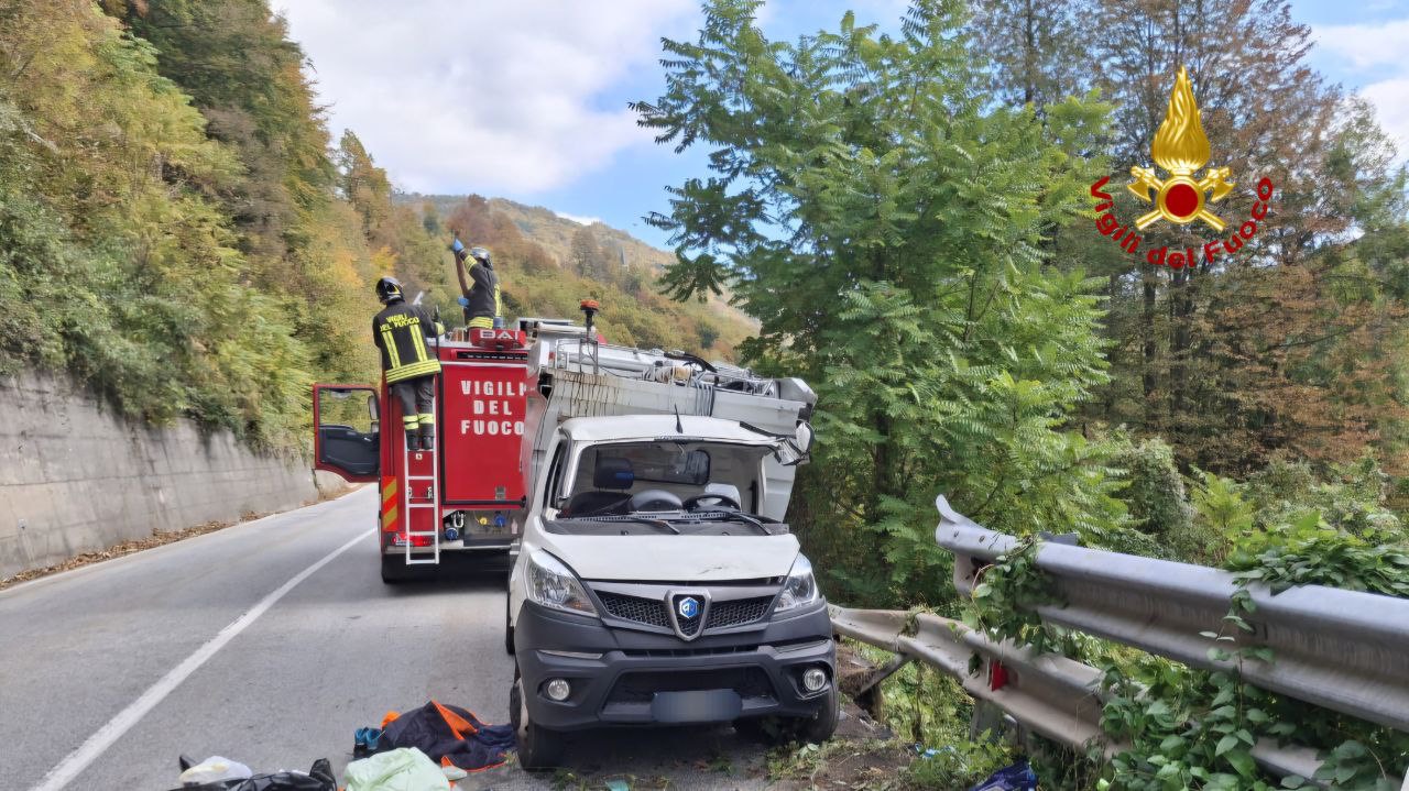 Incidente in Val Vigezzo: camion dei rifiuti sbatte contro il guardrail