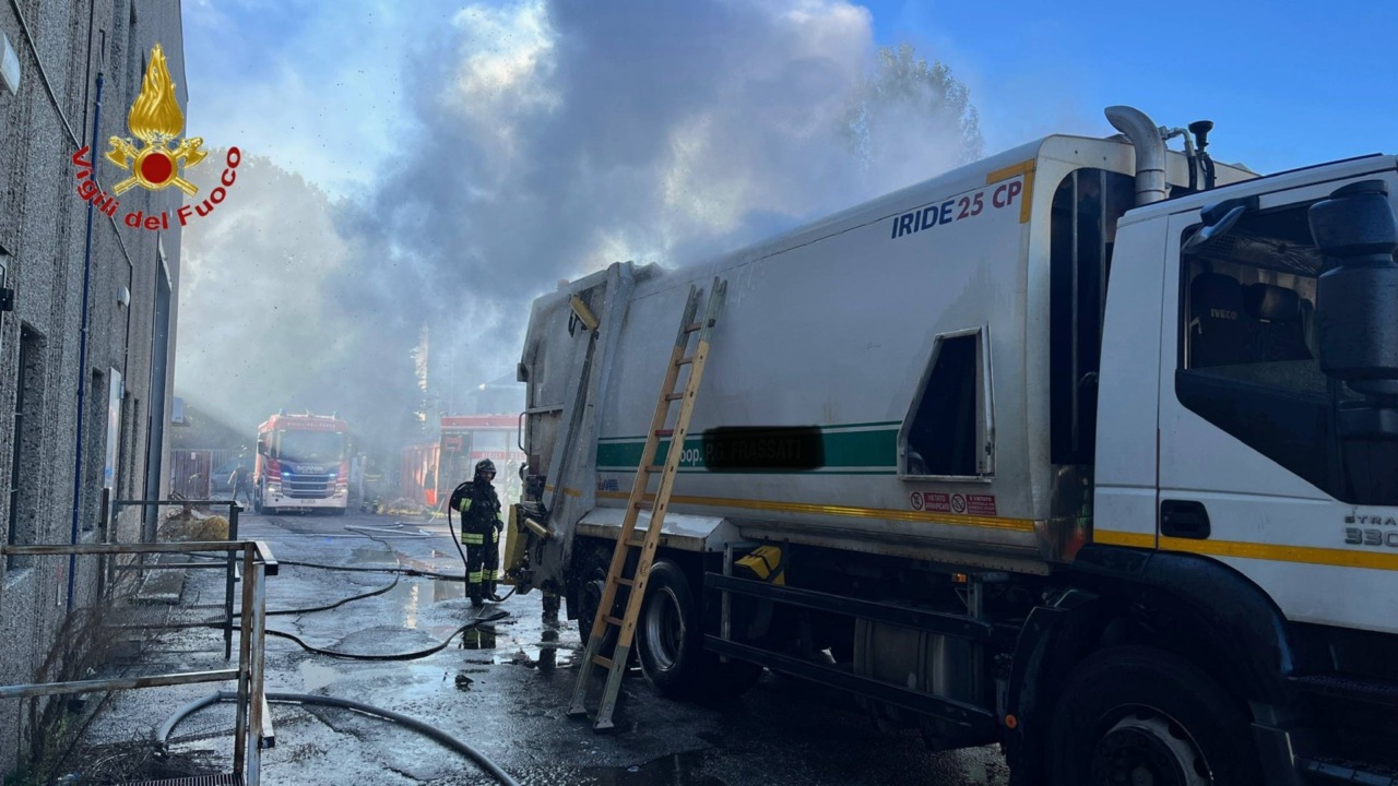 In fiamme un camion dei rifiuti a Novara