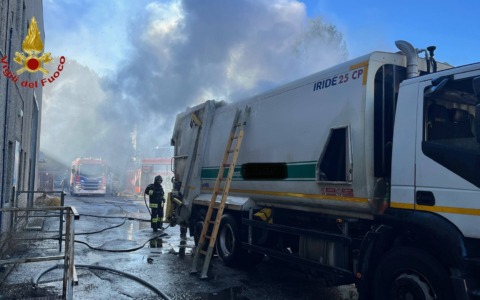 In fiamme un camion dei rifiuti a Novara