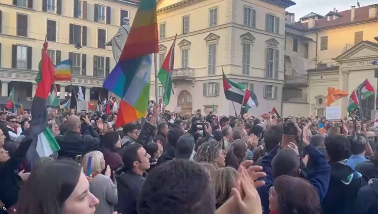 Novara, tremila in corteo per la Palestina: un fiume di cori e bandiere per dire “basta”