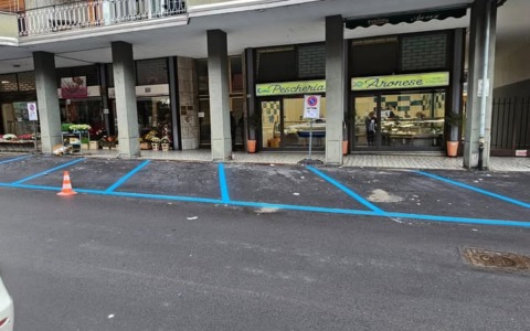 I parcheggi di via Roma ad Arona a lisca di pesce diventano a pagamento